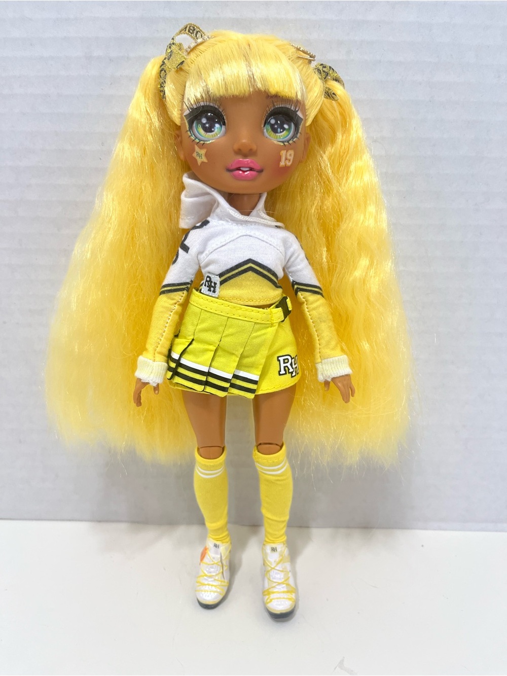 RAINBOW HIGH Doll Cheerleader Sunny Madison yellow